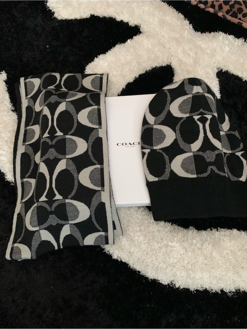 NEW! Coach Reversible Scarf 🧣 & Hat Boxed Set - Picture 2 of 5